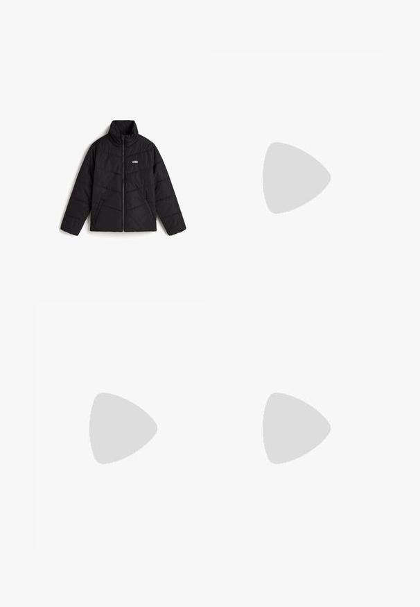 Chaqueta de plumas negra con cuello alto, cremallera frontal y logo de Vans. Cuenta con paneles acolchados y bolsillos laterales para mayor funcionalidad.; Suéter blanco con cuello de cremallera y mangas largas. Fabricado en un material de punto suave, con puños y dobladillo acanalados. Logo de la marca sutil en el dobladillo.; Pantalones cargo negros con una cintura elástica, cinturón ajustable y dos bolsillos laterales. Hechos de una tela ligera y texturizada.; Zapatilla de running Nike negra y plateada flotando sobre escalones de hormigón, mostrando diseño detallado y suela texturizada en un entorno exterior.