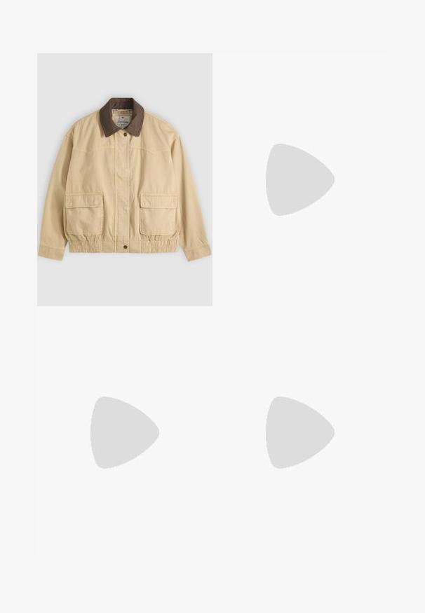 Beige afslappet jakke med mørkebrunt krave, to store forlommer med klap, knap- og lynlåslukning og elastisk detalje ved taljen.; Sort sweatshirt med lange ærmer og rund hals, med ribbenkanter ved ærmer og kant, vist på en ensartet lys baggrund.; Lysblå denim jeans med lige ben-design, fem lommer, lynlås og en subtil falmet tekstur. Klassisk stil med minimal hardware.; Sort lavskoet sneaker med hvid gummisål og tåhætte, som står på en lyserød betonoverflade nær en grå stenbænk.