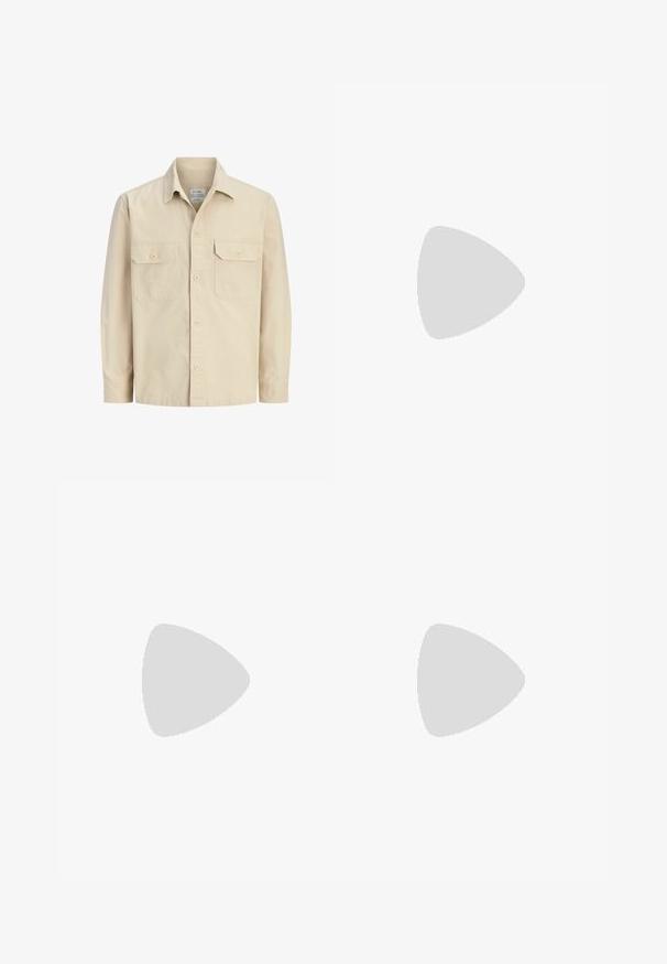 Beige overhemd met lange mouwen, knoopsluiting, twee voorzakken met klep en knopen en een klassieke kraag.; Witte T-shirt met korte mouwen van katoen. Ontspannen pasvorm met een ronde hals. Glad materiaal zonder zichtbare patronen of accenten.; Lichtblauwe jeans met rechte pijpen, knoop en ritssluiting aan de voorkant, vijfzakkenstyle en subtiele vervaging op dijen en knieën.; Witte lage canvas sneaker met veters, met label Tommy Hilfiger, getoond zwevend boven een gladde grijze vloer nabij een muur van glasblokken.