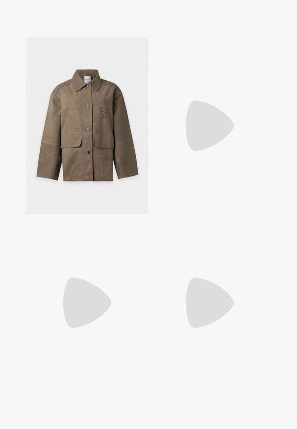 Kabát z taupe semišu s prednými cvokmi, dvoma vreckami s klopou, perforované logo na hrudi a klasický golier.; Tričko s krátkym rukávom a okrúhlim výstrihom v svetlosivej farbe, vyrobené z mäkkej látky s hladkou textúrou a jemným prešívaním na rukávoch a výstrihu.; Tmavohnedé nohavice z umelej kože s rovnými nohavicami, zapínaním na gombík a zips, prednými a zadnými vreckami a pútkami na opasok.; Čierne kotníkové topánky vyrobené z hladkej kože, s špicatou špičkou, priliehavým zvrškom aúzkym vysokým podpätkom. Minimalistický dizajn bez viditeľného kovania.