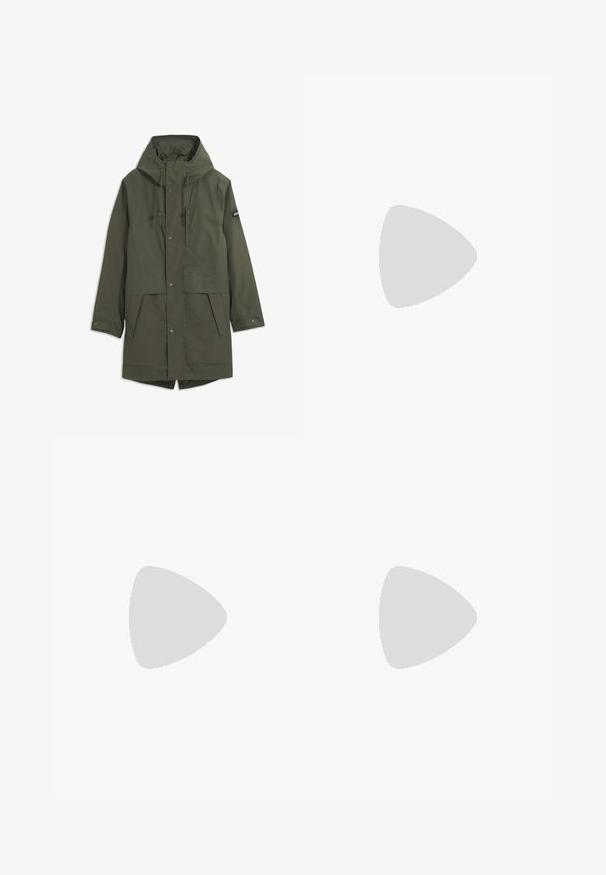 Chaqueta impermeable larga de color verde olivo con capucha, botones de presión delanteros, bolsillo en el pecho con cremallera y dos grandes bolsillos delanteros con solapa.; Polaire verde con cuello alto, que presenta una cremallera blanca en contraste, botones a presión y un bolsillo en el pecho con cremallera. Tejido texturizado.; Pantalones cargo verde oliva hechos de tela ligera, con una cintura elástica, cierre de cordón y múltiples bolsillos con cremallera.; Bota de senderismo de altura media en marrón y beige con collar acolchado negro, marca Gore-Tex, ojales de metal y suela Vibram.