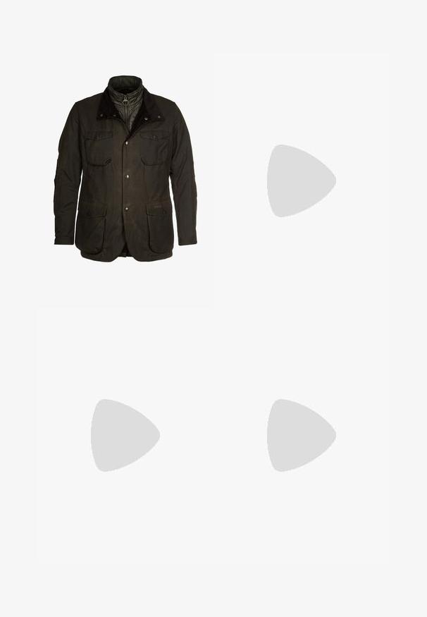 Barbour OGSTON JACKET - Jas - olive; Bordeaux langemouwenshirt met een Henley-halslijn, vijf knopen en een zachte textuur. Heeft een label binnenin met merk- en maatgegevens.; Donkerblauwe spijkerbroeken met een recht model, vijf zakken, gouden stiksels en een gladde textuur. JButtonsluiting in de taille.; Chelsea-boots van glad zwart leer met bruine elastische zijpanelen, contrasterende stiksels en een gestructureerde rubberen zool.