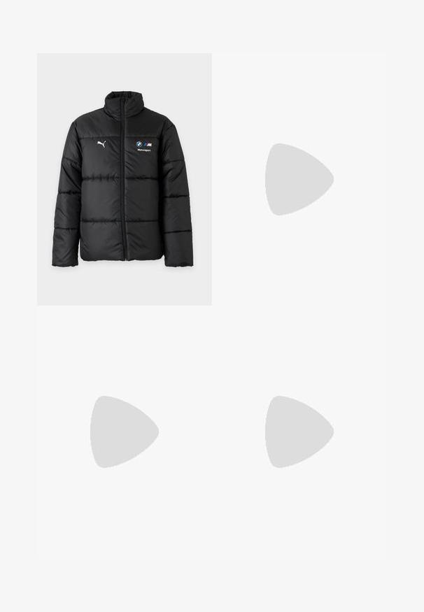 Sort dunjakke med frontlynlås, Puma-logo på venstre bryst og BMW Motorsport-logo på højre bryst. Høj krave og lange ærmer.; Sort bomulds T-shirt med et stort rødt Formula 1-logo på forsiden. Rund halsudskæring og korte ærmer, glat tekstur.; Sorte cargo bukser med lige ben-design, fremstillet af slidstærkt stof, med sidelommer og et patch-logo på venstre side.; Brun ruskindsneaker med hvide accenter og tekstureret design. Har en sort gummisål og et fremtrædende Puma-logo på siden.