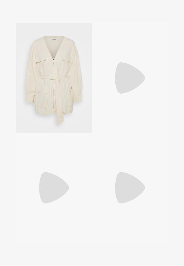 Crème katoenen jack met lange mouwen, een V-hals, een ritssluiting aan de voorkant, twee opgestikte zakken en een gestrikt tailleband. Soepele textuur, relaxte pasvorm.; Olijfgroene shirt met korte mouwen, een kraag, twee voorzakken en een verstelbare trekkoordzoom. Gemaakt van een lichtgewicht, kreukvrij stof.; Beige linnen cargo broek met een relaxed fit, voorzien van twee zijzakken, plooien bij de taille en een knoopsluiting. Zachte textuur.; Beige canvas instapper met een geweven jute zool, voorzien van een klein blauw label op de hiel en een strakke, minimalistische uitstraling.
