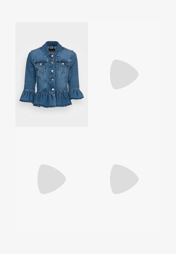 Jeansjack in medium blauw met een gerimpelde zoom, twee borstzakken, zilveren knopen en een klassieke kraag met driekwartmouwen.; Twee witte katoenen t-shirts met korte mouwen, ronde halslijnen en een getailleerd silhouet, met een zachte textuur en minimalistisch ontwerp.; Wijde broekspijpen in een roestkleur, gemaakt van gestructureerde stof met verticale ribbels. Voorzien van een hoge, elastische tailleband.; Grijze Nike Air Force 1 sneaker met geperforeerde neus, glad leren bovenwerk, dikke zool en verhoogde 'AIR' details op de hiel.