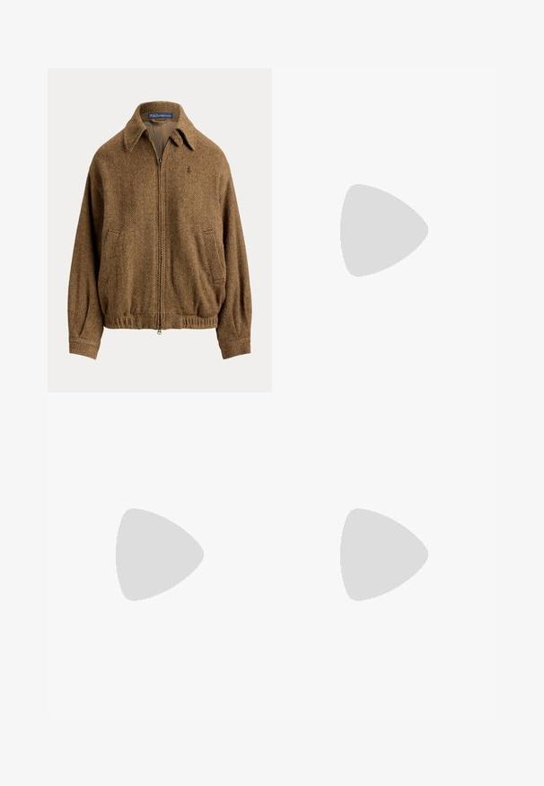 Bruine visgraat-ritsjas jas met kraag, twee voorzakken, elastische taille en klein geborduurd logo op de borst.; Beige gebreide trui met een geborduurde beer die een witte outfit met bruine accenten en laarzen draagt. Geribde manchetten en onderkant. "R.L." gestikt aan de zijkant.; Witte broek met rechte pijpen, grote voorkwabzakken, riemlussen en een knoopsluiting in de taille.; Bruine suède sneaker met crèmekleurige veters, dikke zool en een klein wit geborduurd logo aan de zijkant.