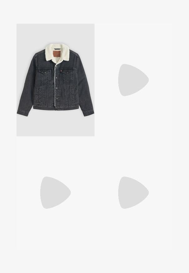 Chaqueta de denim negra con forro y cuello de sherpa blanco, cierre de botones, dos bolsillos con solapa en el pecho y bolsillos laterales, colocada plana sobre fondo claro.; Camiseta blanca de algodón con mangas cortas y cuello redondo. Presenta un pequeño logo rojo de Levi's en el lado izquierdo del pecho. Diseño plano, sin patrones.; Vaqueros Levi's negros mostrando el bolsillo trasero derecho con la etiqueta roja de Levi's y el parche de cuero negro de la marca con la talla W32 L.; Bota de cuero negro hasta el tobillo con paneles laterales elásticos, puntera redonda y suela de goma texturizada, suspendida sobre una mesa de madera.