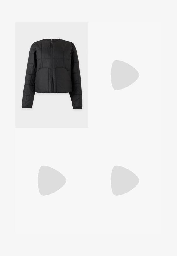 Sort quiltet jakke med lange ærmer, lynlås foran, to store forlommer og rund halsudskæring på hvid baggrund.; Lysegrå sweatshirt med kvart-lynlås, ribkant ved ærmer og kant, med en lille flerfarvet logopatch på venstre bryst.; Sorte denimjeans med lige ben, forlommer og bæltestropper, knap- og lynlåslukning, vist på en ensfarvet baggrund.; Høj-top sneakers i lys grå canvas, med hvide snørebånd, en hvid gummisål og en sort stribe langs bunden.
