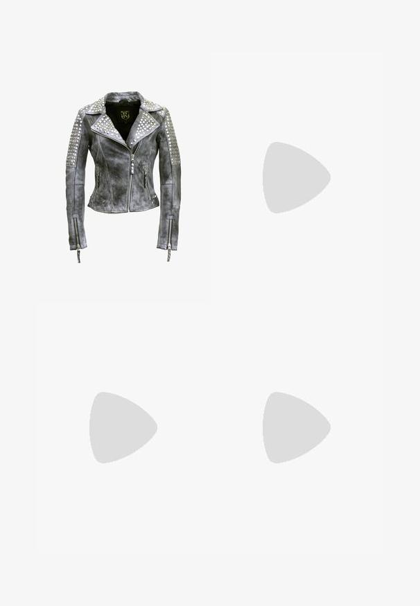 Veste en cuir grise usée avec des détails cloutés argentés sur les épaules, le col et les manches, fermeture éclair frontale et poignets zippés.; Jaded London LONGLINE LACE UP HALTER CORSET - Débardeur - black; Shorts en denim noir avec des bords effilochés, des patches déchirés, une fermeture à bouton sur le devant, et un design à cinq poches. Coupe taille haute classique.; Bottes noires en cuir à cheville avec un talon épais, ornées d'une sangle décorative avec des clous en argent et un anneau en métal.