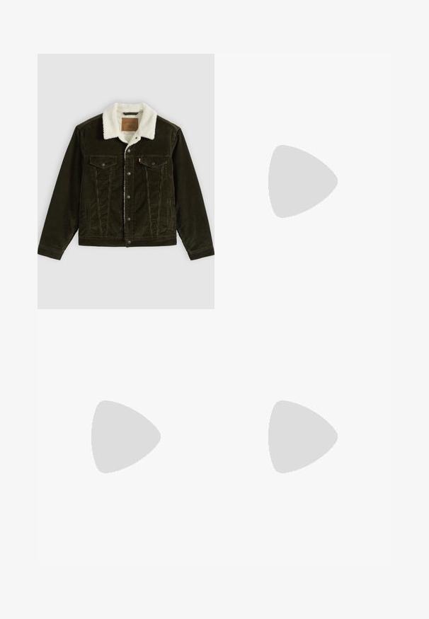 Dunkelgrüne Cordjacke mit weißem Fleece-Kragen, Knopfleiste vorne, zwei Brusttaschen mit Klappen und Seitentaschen vor einfarbigem Hintergrund.; Schwarzes T-Shirt mit kurzen Ärmeln und Rundhalsausschnitt, locker geschnitten, auf hellem grauem Hintergrund flach liegend präsentiert.; Olivgrüne Kordhosen mit geradem Schnitt, vorderem Knopf, Reißverschluss, Gürtelschlaufen und fünf Taschen auf einem weißen Hintergrund.; Schwarze Lederschuhe mit glatter Oberfläche, abgerundeter Spitze und Schnürdesign, kombiniert mit strukturierten braunen Hosen. Bodennahaufnahme.