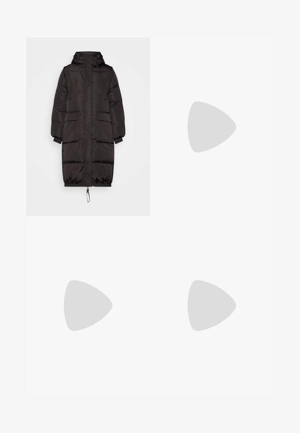 Schwarze Pufferjacke mit Kapuze, lang geschnitten, elastischen Bündchen, großen Fronttaschen und einem Kordelzug am Saum. Glatte Textur.; Gestreifter Pullover in Schwarz und Weiß mit einem strukturierten Strickmuster. Hat einen runden Ausschnitt sowie gerippte Bündchen und einen gerippten Saum.; Schwarze Leggings mit dreieckigen Ausschnitten, die an den Seiten mit schwarzer Spitze akzentuiert sind. Sie bestehen aus einem dehnbaren Stoff mit passgenauer Passform.; Schwarze knielange Stiefel aus glattgenarbtem Leder mit elastischen Seitenpaneelen, derber Plateausohle und gerillter Textur an der Unterseite.