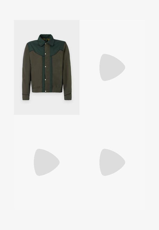 Grøn og brun jakke med trykknaplukning, krave og elastiske manchetter og nederdel. Har kontrasterende farvepaneler og subtil tekstur.; Hvid bomulds T-shirt med rund hals og korte ærmer. Har et lille, præget logo på venstre bryst. Glat tekstur.; Beige lige jeans i denim med knaplukning, fem lommer og synlige syninger. Glat tekstur.; Sorte læder loafers med en rund tå, der har guld hardware accent og syningsdetaljer, placeret på en lav, tekstureret gummisål.