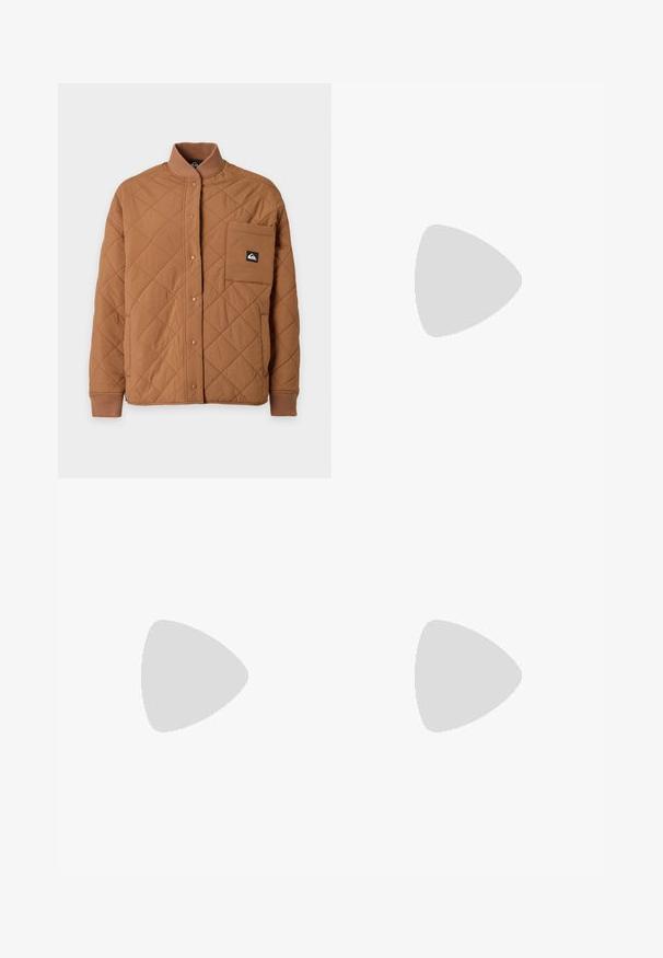 Veste matelassée marron avec boutons-pression, col et poignets côtelés, et une grande poche avec un patch logo noir sur la poitrine gauche.; T-shirt en coton léger bleu clair à manches courtes avec poche poitrine affichant un petit patch logo Carhartt noir et blanc.; Pantalons cargo en kaki, dotés de jambes larges, d'une taille élastique, de poches avant et de poignets ajustables à cordon. Fabriqués en tissu léger.; Des chaussures beiges avec des lacets rouges, posées sur une surface bleue texturée, révèlent partiellement la cheville d'une personne. Les chaussures ont un design sportif.
