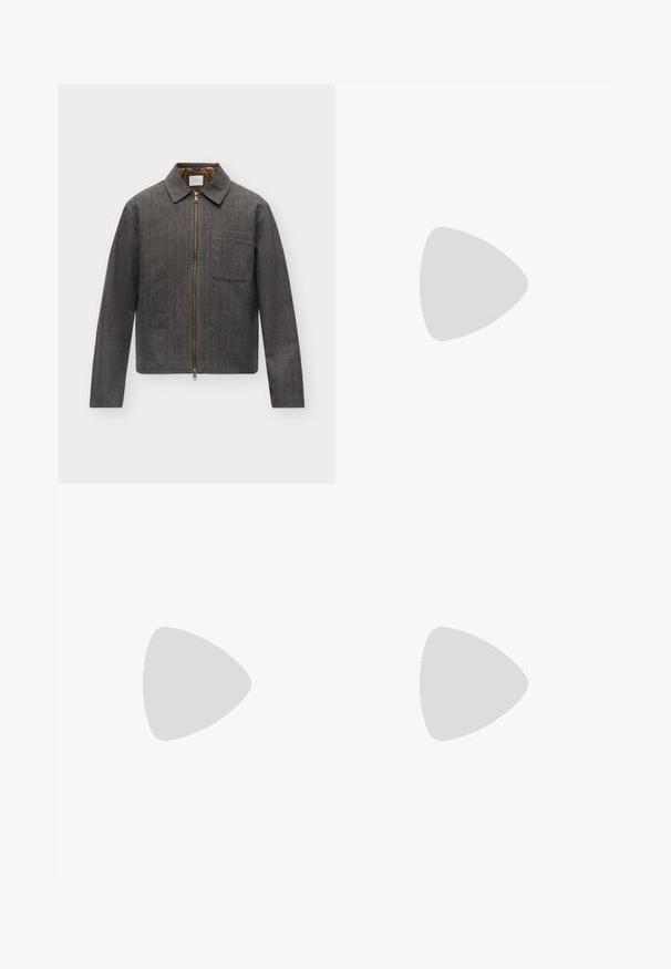 Chaqueta gris oscuro con cremallera, cuello puntiagudo y bolsillo en el pecho, mostrada sobre un fondo blanco liso.; Sudadera de manga larga color burdeos, con textura acanalada, cuello redondo y puños ajustados, con un diseño sencillo y cuadrado.; Vaqueros de mezclilla negros con corte de pierna ancha, que presentan bolsillos frontales, cierre con botón y un sutil desgastado en la textura del tejido.; Zapato de ante verde oliva con punta redonda, diseño de cordones y suela de goma baja y texturizada. Detalle de costura mínima a lo largo del borde.