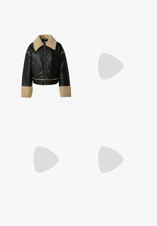 Veste en cuir noire raccourcie avec un col et des poignets en fausse fourrure beige. Dotée d'une fermeture éclair à l'avant et de deux poches latérales.; Pull court noir en tissu texturé. Il présente des manches longues et un col rond. Design minimaliste sans motifs ni accents visibles.; Jeans noirs à jambes larges en denim avec une taille haute, présentant un design à cinq poches et une fermeture à un bouton à l'avant.; Bottines en suede marron, à bout rond, avec une doublure douce et une semelle en caoutchouc, présentant des détails de couture visibles le long des coutures.