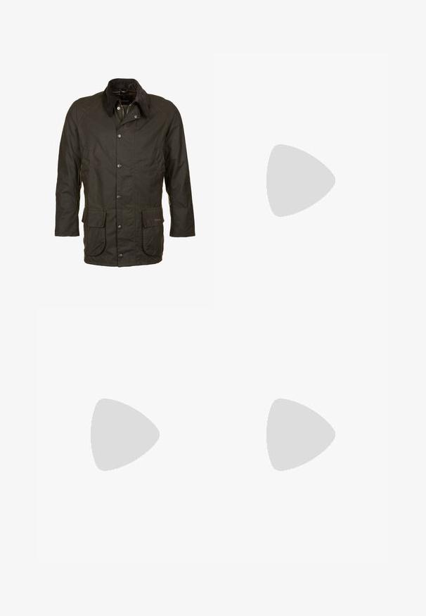 Donkergroene gewaxte katoenen jas met corduroy kraag, knoop- en ritssluiting aan de voorkant en twee grote klepzakken ter hoogte van de taille.; Blauwe denim shirt met een button-down kraag, lange mouwen en knopen aan de voorkant. De stof heeft een gestructureerde afwerking met een klassieke snit.; Donkerblauwe spijkerbroeken met een recht model, vijf zakken, gouden stiksels en een gladde textuur. JButtonsluiting in de taille.; Donkerbruine leren enkelboot met veters, lage hak en een gladde gepolijste afwerking, gezien vanaf de buitenkant.