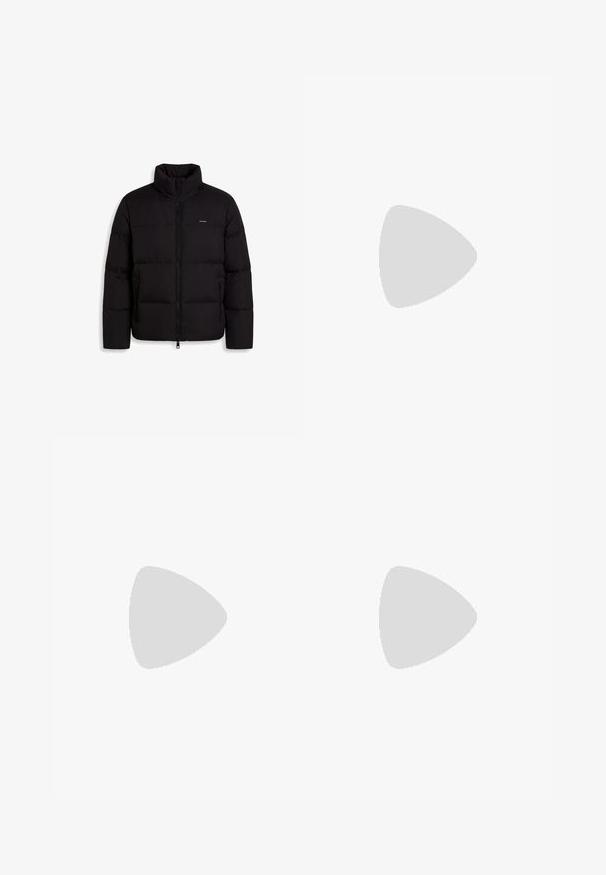 Sort dunjakke med høj krave, lynlås foran, to sidelommer med lynlås og lille Calvin Klein-logo på brystet.; Sort langærmet rullekravesweater med ribstrikket krave, manchetter og nederkant, der viser et lille broderet logo på øvre venstre bryst.; Denimjeans med vide ben i en mellemblå vask. Har lynlås, fem lommer og let falmning for et slidt look. Klassiske syningdetaljer.; Beige ruskinds sneakers med en hvid gummisål, der har en mørkegrøn hælaccent og subtil branding på siden.