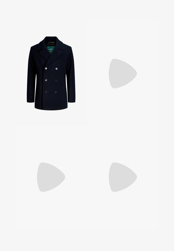 Marineblåt dobbeltradet frakke lavet af uld, med store sorte knapper og skarp krave. Glat tekstur, skræddersyet snit.; Polo shirt i afdæmpet mauve, lavet af let bomuld. Har klassisk krave, tre knapper, korte ærmer og et lille broderet logo.; Marineblå bomuldsbukser med lige ben design, med frontknaplukning og bæltestropper. Enkel, ensfarvet struktur uden mønstre.; Sorte læder snøresko med rund tå, tekstureret overflade og kraftig gummisål med dybe riller for bedre greb.