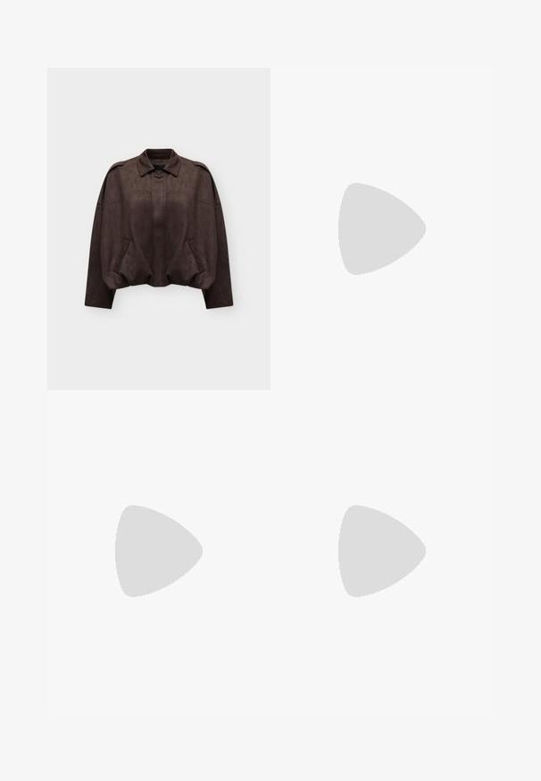 Dunkelbraune, kurz geschnittene Wildlederjacke mit langen Ärmeln, Kragen, Fronttaschen und verdecktem Frontverschluss vor einfarbigem Hintergrund.; Weißes kurzärmliges T-Shirt aus weicher Baumwolle, mit Rundhalsausschnitt und figurbetonter Form. Keine sichtbaren Muster oder Verzierungen.; Schwarze Jeans mit weitem Bein, Vordertaschen und silbernem Knopfverschluss, flach auf einem hellgrauen Hintergrund ausgelegt.; Tanfarbene Leder-Stiefeletten mit abgerundetem Zehenbereich, braunen Akzenten, dicker Plateau-Sohle und kontrastierenden gelben Schnürsenkeln. Mit einem Logo an der Seite.