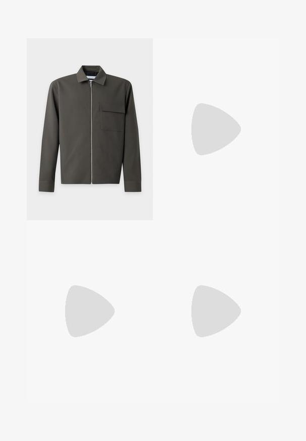 Veste verte foncée à manches longues avec une fermeture éclair à l'avant, un col pointu et une poche à rabat sur la poitrine gauche.; T-shirt à manches courtes vert foncé avec un col rond, fabriqué en tissu côtelé ; présente un design simple et minimaliste sans motifs.; Pantalon gris foncé avec un motif texturé, coupe slim, taille standard avec un bouton unique, et jambes droites, conçu pour un look moderne.; Mocassin en cuir noir avec semelle épaisse crantée et détail de bride penny, présenté en profil droit sur fond blanc.