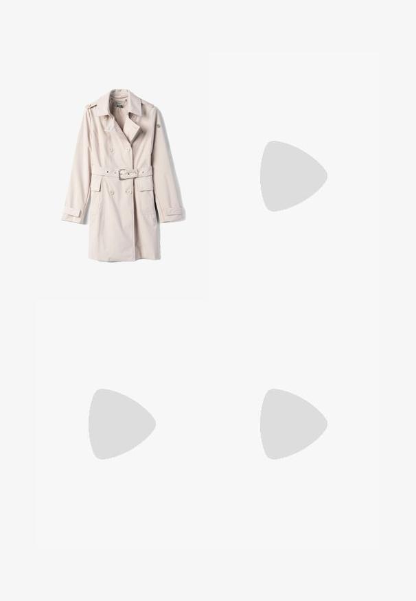 Camomilla Italia TAIRA - Trenchcoat - beige plain; Effen wit T-shirt met korte mouwen en ronde hals, met een rechte zoom en een klein zichtbaar merklabel binnenin de kraag.; Lichtblauwe denim wijde jeans met een hoge taille, met een vervaagde afwerking, vijf zakken en een rechte cut.; Bruine gepatineerde leren ballerina met een spitse neus, elastische strikdetail en een zilveren gespaccent aan de zijkant. Zwarte rubberen zool.