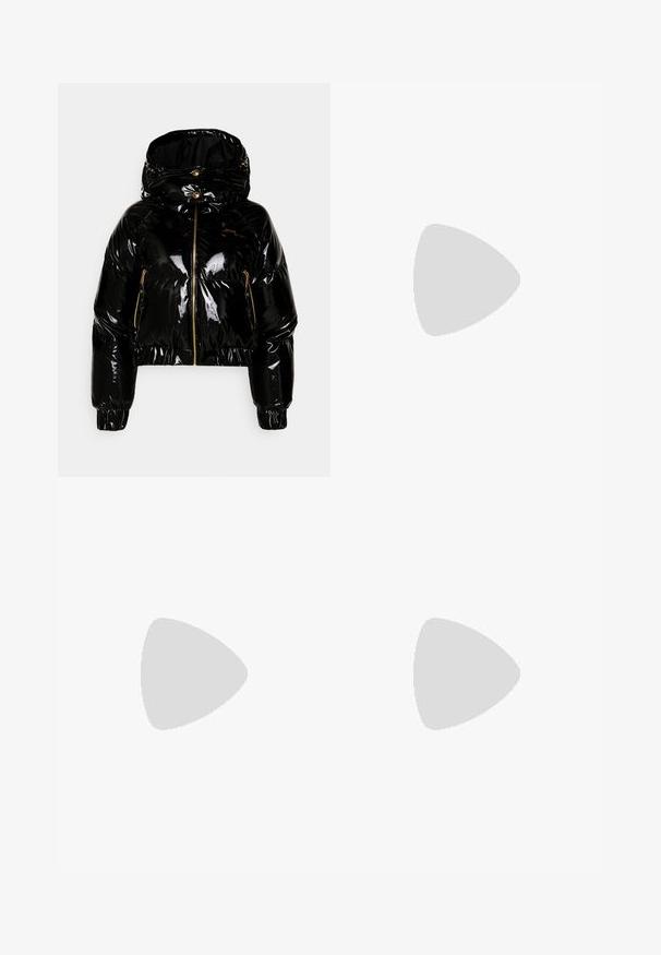 Versace Jeans Couture VARNISH COATED - Gewatteerde jas - black; Zwarte mouwloze neplederen jurk met V-hals, knopen aan de voorkant en licht uitlopende zoom.; Zwarte glanzende lakleren enkellaars met spitse neus en uitlopende middelhoge hak op witte achtergrond.; Zwarte gepatenteerde neplederen clutch met een zilveren kettingstrap, voorzien van een flap sluiting en logo detail aan de voorkant. Rechthoekige vorm.
