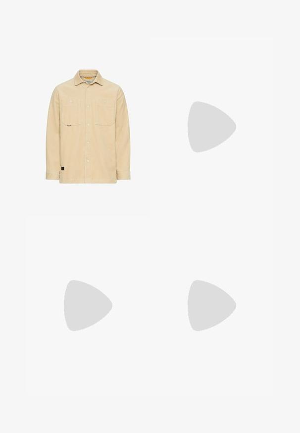 Beige kordfløjl skjortejakke med to brystlommer, krave og lange ærmer.; Kortærmet t-shirt med rund hals i lys beige bomuld. Har en afslappet pasform, glat tekstur og diskret branding på ærmet.; Olivengrønne cargobukser med lige ben-design, der har sidelommer, knaplukning og synlig syning. Lavet af holdbart stof.; Brune ruskindsankelstøvler med rund tå, snørebånd foran og en beige gummisål, der har subtile syninger og en løkke bagpå.