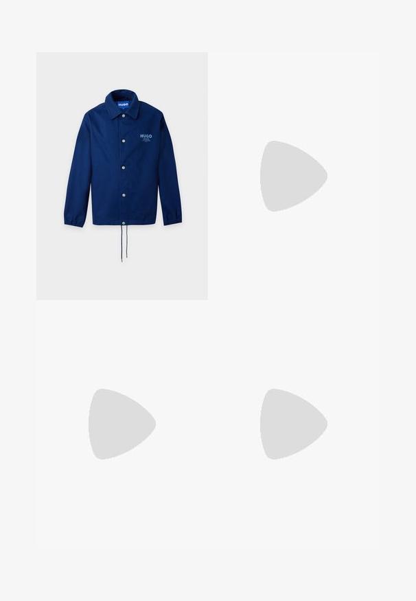 Veste boutonnée bleu marine avec poignets élastiques, ourlet à cordon de serrage et logo blanc HUGO sur la poitrine gauche.; T-shirt bleu à manches courtes et col rond avec petit logo blanc "HUGO" et texte sur la partie supérieure gauche de la poitrine.; Pantalon large bleu marine foncé avec passants pour ceinture, fermeture à bouton et zip à l'avant, et poches latérales, présenté sur fond blanc.; Mocassin pour homme en cuir noir avec un dessus embossé effet croco et un petit talon, présenté de profil sur un fond neutre.