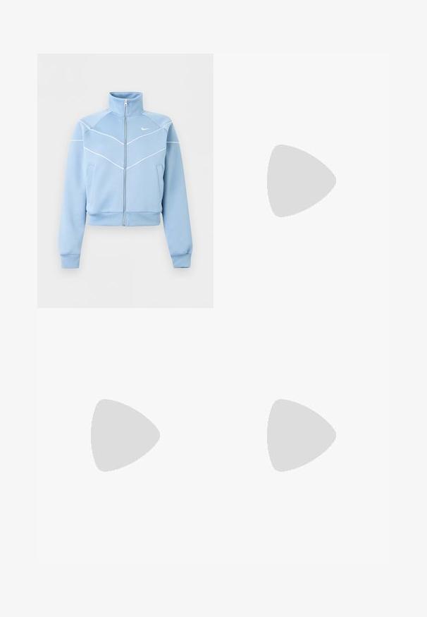 Lyseblå Nike lynlåstrøje med høj krave, hvide kantdetaljer og logo på venstre bryst, lange ærmer og forlommer.; Hvid kortærmet t-shirt med navy oval logo med teksten "Nike 1972 Beaverton, OR" og "Konstrueret til de nøjagtige specifikationer af mesterskabsatleter."; Hvide ribbede sports-shorts med elastisk talje og lille sort Nike-logo på nederste venstre side. Enkel, minimalistisk design.; Sorte atletiksko med en tekstureret overdel, brune detaljer og en lilla luftfyldt sål. Snørebåndsdesign med fremtrædende branding.