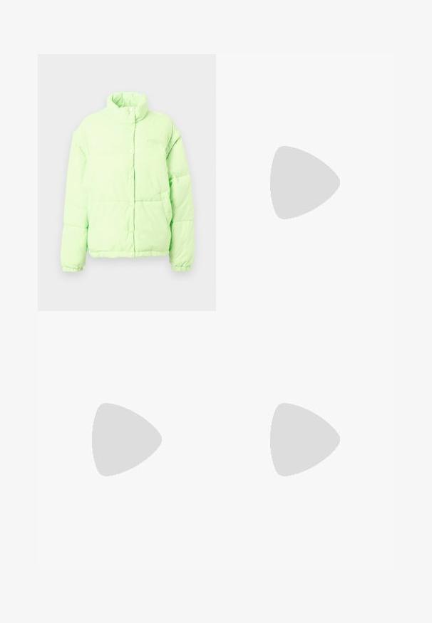 Veste matelassée vert clair avec un col haut, des boutons-pression et des poignets élastiques. Présente un logo sur la poitrine gauche et des poches latérales.; Top noir sans manches avec un col haut, des pinces sur le devant et une fermeture éclair invisible au dos. Fabriqué en tissu lisse avec une coupe structurée.; Jean en denim bleu avec taille haute, silhouette large, conception classique à cinq poches et décoloration subtile sur l'ensemble du tissu.; Baskets blanches avec une tige en cuir texturé, bout rond et lacets. Semelle en caoutchouc blanc épaisse avec un motif de traction texturé.
