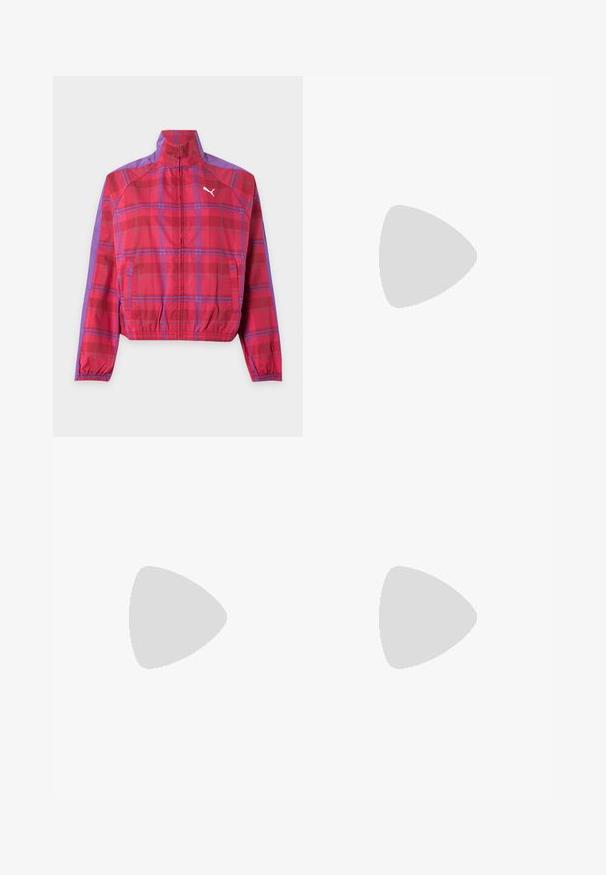 Chaqueta de cuadros rojos y morados con cremallera, cuello alto, puños y bajo elásticos, bolsillos laterales y un logo blanco de Puma en el pecho.; Jersey marrón de manga larga con rayas verticales texturizadas y un logo blanco de Puma centrado en el pecho sobre un fondo liso.; Pantalones de chándal azules hechos de una tela suave con una cintura y puños elásticos; presentan una sutil textura y un pequeño logo en un lado.; Zapato plano tipo ballet de ante marrón con correas elásticas y suela texturizada, mostrado de perfil sobre un fondo claro y liso.