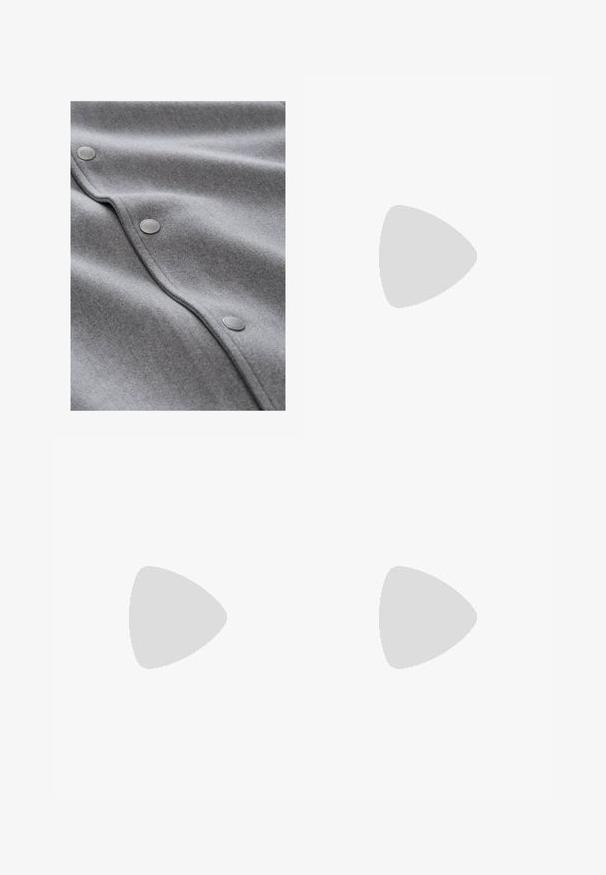 Zachte grijze stof met drie zilveren drukknopen die verticaal langs een naad zijn gerangschikt, met textuur en plooien.; Lange mouwen polo shirt in lichtblauw met een contrasterende marinekleurige kraag. Katoenen materiaal, met een klein logo op de linkerborst. Klassieke pasvorm.; Donkergrijze broek met rechte pijpen, riemlussen, zijzakken, knoop- en ritssluiting, maat large L37 van Tom Tailor.; Witte low-top sneaker met veterluiting en platte zool, weergegeven in zijprofiel op een witte achtergrond.