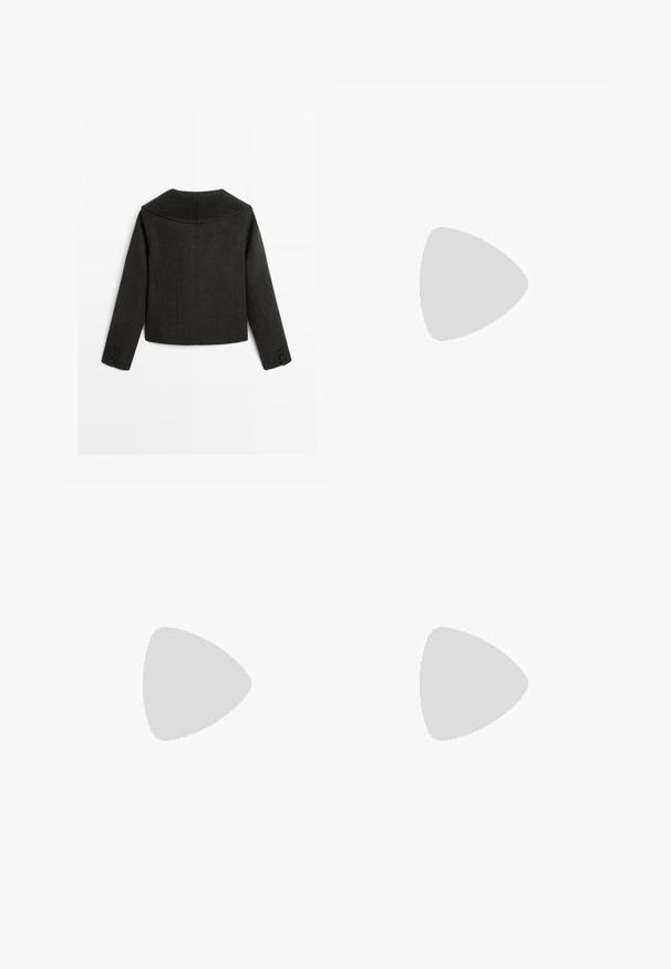 Veste courte en laine gris foncé vue de dos avec des manches longues et trois boutons sur chaque poignet.; Pull tricoté gris foncé à manches courtes avec un col montant ample, présenté à plat sur fond blanc.; Pantalon large noir avec une devant plissé, une taille avec passants de ceinture et des poches latérales. Fabriqué dans un tissu lisse au design épuré.; Chaussure noire en cuir avec bride arrière, talon kitten bas courbé et bout pointu, sur fond blanc.