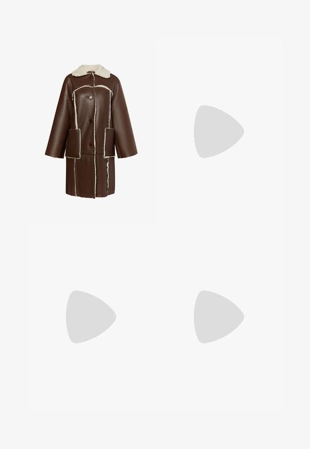 Bruine leren jas met een fluffy kraag en afwerking, voorzien van een knoopsluiting aan de voorkant en twee grote zakken, die een losse, oversized stijl laat zien.; Bruine trui-jurk met lange mouwen en coltrui, met geribbelde boorden en zoom, gemaakt van zachte gebreide stof.; Zwarte suède dameslaars tot over de knie met blokhak en puntige neus, voorzien van een klein gouden logo label vlak bij de bovenkant aan de achterkant.; Bruine leren handschoenen met vijf vingers, voorzien van een gebreide beige manchet en een metalen knoopdetail bij de pols. Over het geheel een gladde textuur.