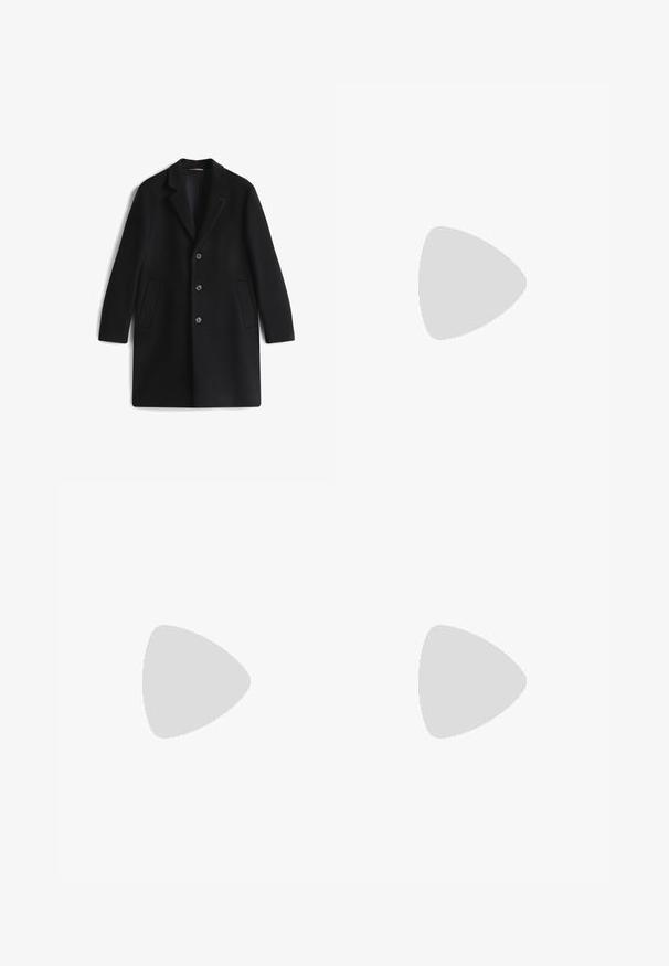 Manteau noir à simple boutonnage avec trois boutons, col à revers cranté et deux poches latérales, présenté sur fond blanc.; Un pull à col roulé noir en matière tricotée douce. Il possède des manches longues, un col et un ourlet côtelés. Son design est simple et épuré, sans motifs.; Pantalon noir en tissu lisse. Dispose d'une fermeture à bouton, de passants de ceinture, et d'une coupe slim avec des jambes fuselées. Pas de motifs visibles.; Bottine noire en cuir avec un bout pointu, des panneaux latéraux élastiques, des accents de coutures verticales et un petit talon bloc.