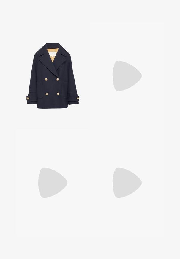 Navyblauwe dubbelzijdige zeemanjas met grote gouden knopen, geknipte revers, twee voorkuiten en opgerolde mouwen, gevoerd met lichtgeel.; Zwarte mouwloze jurk met een hoge halslijn en een verborgen rits aan de achterkant, met een getailleerde taille en een gladde stofstructuur.; Salinyang Laarzen - weiss; Witte leren handtas met een gestructureerde vorm, voorzien van een omvouwbare klep, een sluiting van goudkleurig metaal en een korte handgreep. Glad oppervlak, minimale stiksels.