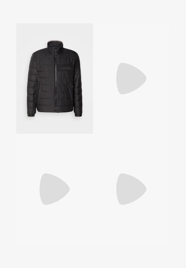 Veste noire matelassée avec col montant, fermeture éclair sur le devant, poches latérales zippées, poignets à boutons et logo "BOSS" sur la poitrine.; Pull à col roulé noir en matériau doux, avec des manches longues et une coupe ajustée. Finition côtelée au bas et aux poignets. Design simple.; Jeans en denim bleu foncé avec une coupe droite, dotés de poches avant, d'une fermeture éclair et de détails de couture subtile.; Baskets basses en cuir noir avec lacets noirs et logo BOSS doré sur le côté, flottant au-dessus d’un sol gris brillant dans un espace intérieur moderne.