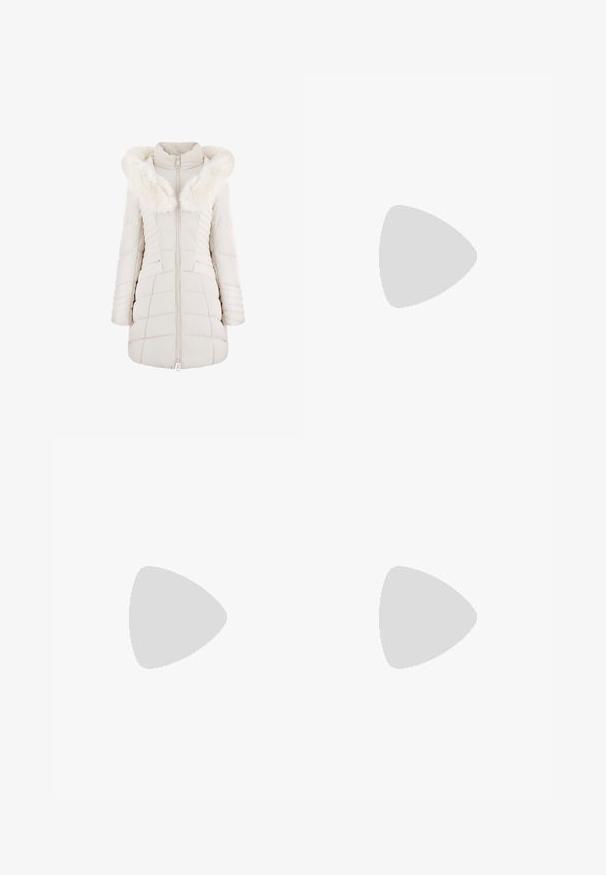Lichtbeige pufferjack met een nepbontcapuchon, verticale en horizontale gestikte patronen, een ritssluiting aan de voorkant en zijzakken.; Guess Sweater - crema; Crèmekleurige sweatpants van zachte stof, met een subtiel all-over patroon en een elastische tailleband met een trekkoord. Logo-accent aan de zijkant.; Witte enkellaarzen met een gewatteerd ontwerp, voorzien van een gemêleerde rubberen zool en een decoratieve accent op de hak. Gladde synthetisch materiaal.