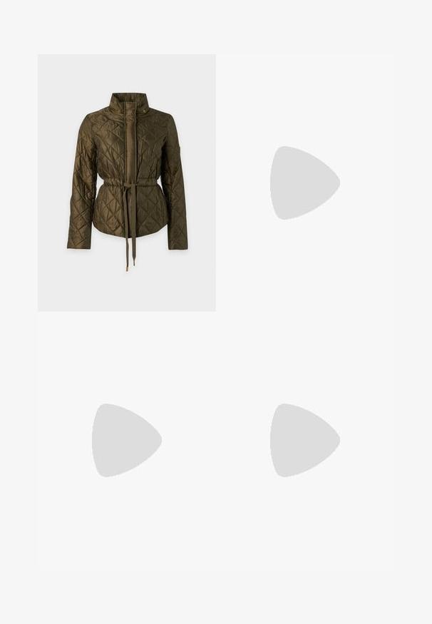 Quiltet olivengrøn jakke med lange ærmer, høj krave og bælte til at binde i taljen på en ensfarvet lys baggrund.; Sort langærmet ribbet strikpullover med høj hals og slim fit samt subtil tekstur på en hvid baggrund.; Sorte viddebukser med struktureret stof, lukning med fem guldknapper og to forlommer. Skræddersyet pasform med synlige sømdetaljer.; Sort læder ankelstøvle med spids tå og høj hæl, der har en guldfarvet lynlås på siden til lukning. Glat tekstur.
