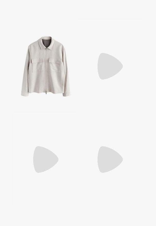 Lichtbeige jas met rits, lange mouwen, twee borstzakken met kleppen en een puntige kraag, weergegeven op een witte achtergrond.; Marineblauwe T-shirt met lange mouwen, gemaakt van zachte katoen, met een ronde halslijn, gestikte zomen en een klein, geborduurd logo op de borst.; Beige chinos met een slim fit, gemaakt van katoen. Voorzien van een knoop- en ritssluiting, zijzakken en een gladde, matte textuur.; Lichtbeige leren sneakers met een gestructureerde afwerking, voorzien van zes oogjes, platte veters en een witte rubberen zool. Gouden branding binnenin.