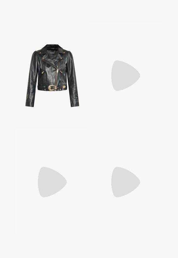 Veste cropped en cuir noir avec accessoires en or, taille ceinturée, poches angulaires et col à revers avec fermeture éclair.; Robe sans manches en cuir noir avec une silhouette ajustée, fermeture éclair à l'avant et détails de couture verticaux. Texture lisse. Longueur courte.; Botte en cuir noir, montante, à talon aiguille, avec un bout pointu et une surface lisse et élégante. Elle dispose d'un talon haut et fin pour une silhouette élancée.; Pochette en cuir noir matelassé avec chaîne en métal doré et grande fermeture avec logo « C » doré sur le rabat avant.