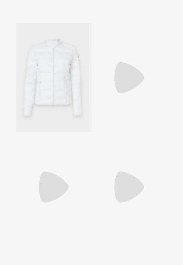 Veste matelassée blanche avec un col montant, une fermeture éclair devant et des poches latérales. Caractérisée par des coutures horizontales et une texture lisse.; Haut à col roulé à manches longues blanc, fabriqué en tissu lisse et extensible. Il présente un col haut et une coupe ajustée, sans motifs ni embellissements visibles.; Jean en denim bleu foncé avec une taille haute, une fermeture à cinq boutons et deux poches avant. Texture lisse avec des détails de couture contrastants.; Baskets en cuir blanc avec une semelle en caoutchouc texturée et blanc cassé. Les caractéristiques incluent des lacets, des coutures discrètes et un accent en daim gris au niveau du talon.