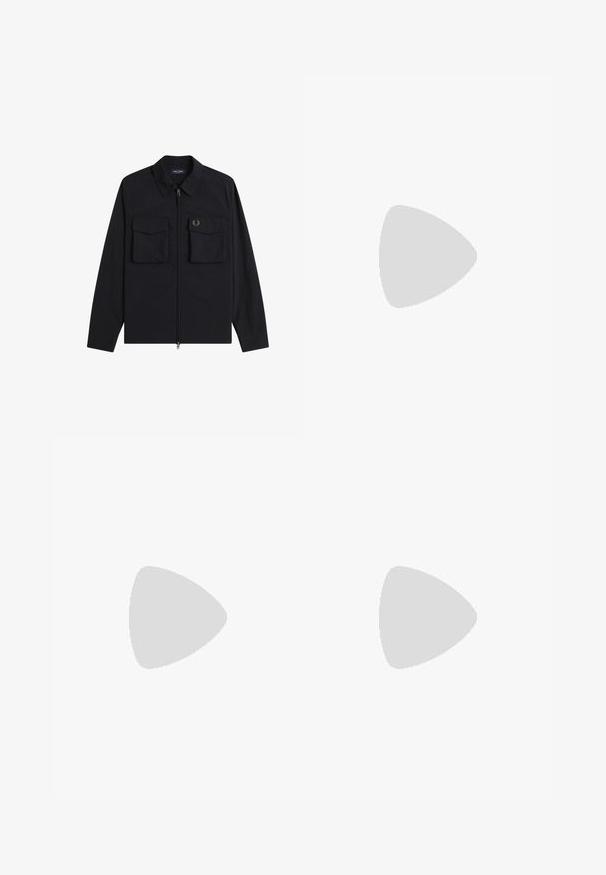Musta pitkähihaisen vetoketjullinen paita, jossa on kaulus ja kaksi etutaskua läpällä, oikeassa taskussa pieni seppelelogo.; Laivastonsininen pitkähihainen nappipaita, jossa on napitettava kaulus ja pieni keltainen Polo Ralph Lauren -logo vasemmassa rinnassa.; Beige puuvillahousut suoraan leikkauksella, joissa on vyölenkit, tasainen etuosa ja räätälöidyt helmat. Silkka tekstuuria ja minimaalista yksityiskohtaa.; Ruskea mokkanahkainen matala tennari, jossa tummanruskea pohja, nauhat ja valkoinen brodeerattu Polo-logo sivulla.