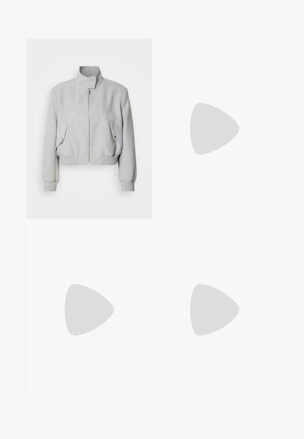 Lichtgrijze cropped jas met een hoge kraag, ritssluiting en geribbelde manchetten. Beschikt over twee schuine zijzakken met drukknoopsluitingen.; Witte geribbelde coltrui met lange mouwen, gemaakt van rekbare stof. Heeft een getailleerd ontwerp en een hoge halslijn voor bedekking.; Zwarte geribbelde gebreide midi-rok met een nauwsluitende silhouet. Kleine Lacoste-logo detail op de tailleband, met een gladde textuur.; HUGO TABITA - Regenlaarzen - black