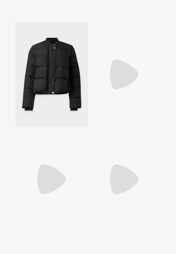 Veste bomber matelassée noire avec fermeture à boutons-pression et col et poignets côtelés, présentée sur un fond gris clair.; Pull gris clair à manches longues avec un col rond et une coupe légèrement ample, présenté sur un fond clair uni.; Pantalon gris à jambes larges et taille haute, associé à une fine ceinture noire avec une petite boucle dorée.; Mocassin penny en cuir noir avec détail plissé au bout et talon bas empilé, vu de côté sur un fond neutre.
