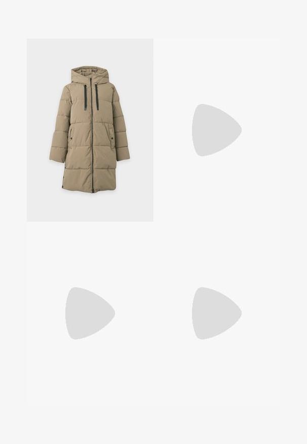 Beige lange donsjapon met capuchon, ritssluiting aan de voorkant, zwarte trekkoorden, zijdetails met drukknopen en twee voorzakken op een effen achtergrond.; Lichtgroene gebreide trui met ronde hals, lange mouwen en geribbelde boorden en zoom, getoond op een effen achtergrond.; Grijze wijde spijkerbroek van denim, met een klassiek vijf-pocket ontwerp, knoopsluiting en subtiele vervaging voor textuur.; Zwarte suède en leren sneaker met een crèmekleurige zij-swoosh en lichte crèmekleurige hiel. Voorzien van beige veters en een gumrubberen zool.