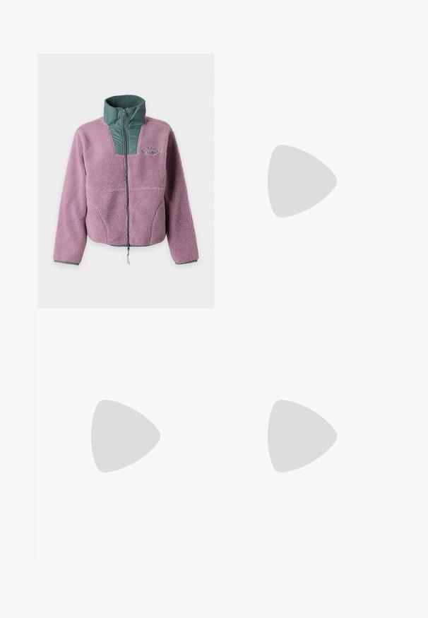 Μωβ μπουφάν Sherpa fleece με πράσινο καπιτονέ γιακά και φερμουάρ στο στήθος, μακριά μανίκια και διακριτικό λογότυπο στο αριστερό μέρος του στήθους.; Λευκό βαμβακερό μπλουζάκι με χαλαρή εφαρμογή, κοντά μανίκια, και ένα μικρό κεντητό λογότυπο στην αριστερή περιοχή του στήθους.; Πράσινα προσφυγή τζιν παντελόνια από τζιν. Διαθέτουν ψηλή μέση, ίσια πόδια, μπροστινές τσέπες και μεταλλικό κουμπί κλεισίματος.; Αθλητικό παπούτσι ανοιχτού γκρι χρώματος με απαλό επάνω μέρος από σουέντ, λαστιχένια σόλα με υφή αγκίστρων και ευέλικτο σχεδιασμό. Λογότυπο στο πλάι σε πιο σκούρη απόχρωση.
