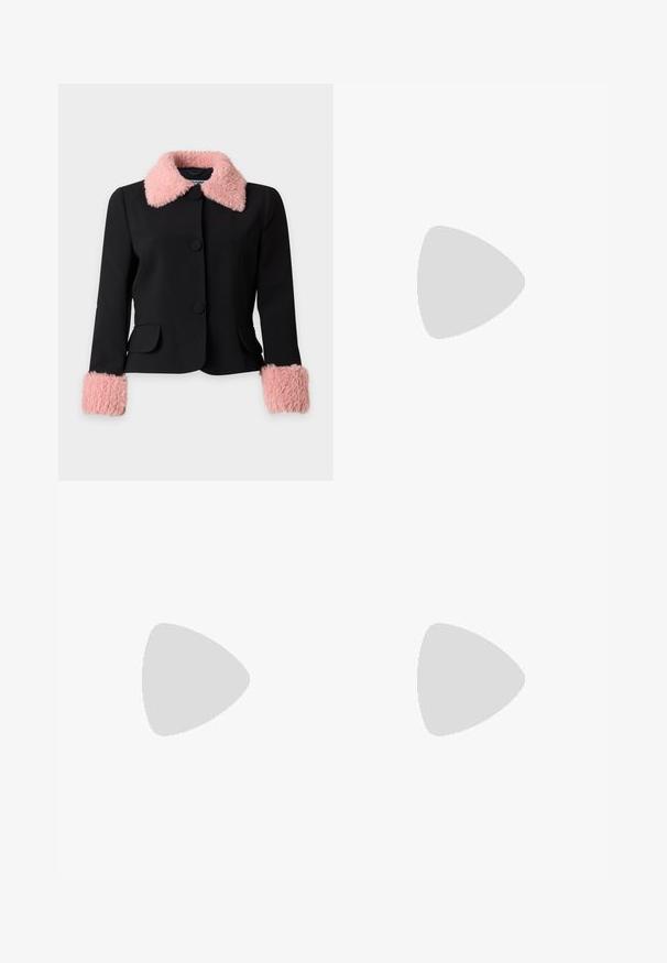 Veste noire avec un grand col en fausse fourrure rose et des poignets assortis en fausse fourrure rose, avec trois grands boutons noirs et deux poches avant.; Chemise à manches longues à carreaux rose clair et blanc, boutonnée sur le devant, avec col pointu et poche en forme de cœur cousue sur la poitrine gauche.; Jean denim bleu clair à jambes droites avec bouton frontal, fermeture éclair, passants pour ceinture et style à cinq poches sur fond blanc.; Chaussure à bride arrière en cuir noir avec bout pointu, dotée d'un accent brillant sur le bout et d'un talon de hauteur moyenne. Design latéral ouvert.