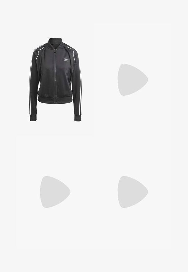 Zwarte sportjack gemaakt van gladde stof, met een geribde kraag, witte zijstrepen en een ritszak aan de voorkant met twee zijzakken.; Witte korte mouw bodysuit met een ronde hals, gemaakt van zachte, elastische stof. Het ontwerp heeft een aangesloten silhouet en een naadloze constructie.; Zwarte capri-legging gemaakt van rekbaar materiaal, met een brede tailleband en witte zijstrepen voor contrast en detail.; Zwarte Adidas Gazelle sneaker met witte strepen, zwarte veters en een lichtbruine zool, getoond in zijaanzicht op een neutrale achtergrond.