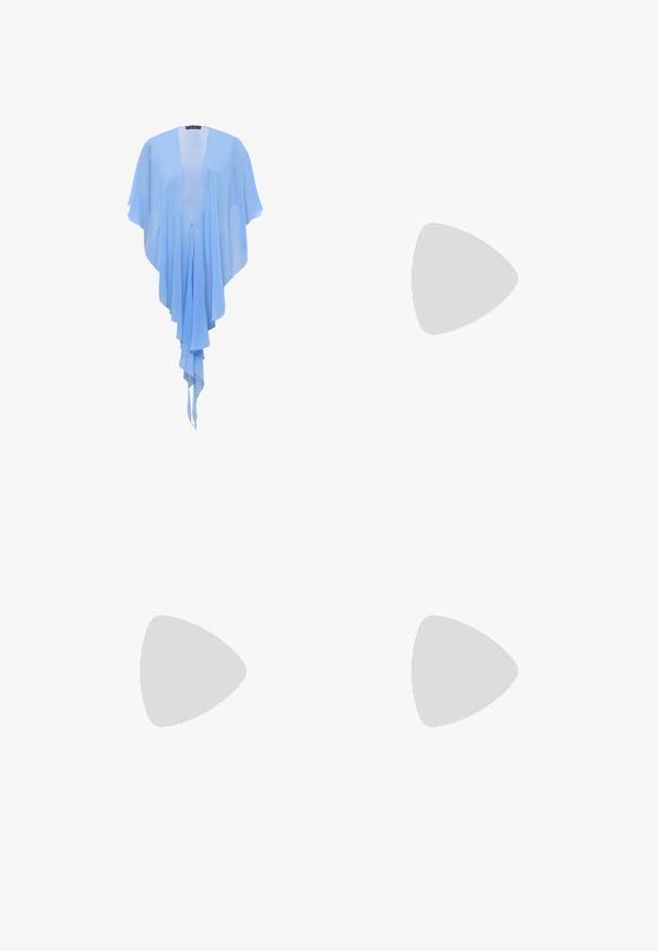 Hellblauer, fließender Chiffon-Schal mit offenem Vorderteil, asymmetrischem Saum und lockeren, drapierten Ärmeln.; Helles blaues Satinkleid mit dünnen Trägern, glatter Textur und leicht ausgestelltem Saum. Einfaches Design ohne sichtbare Muster oder Akzente.; Weiße Riemchensandale mit dünnem Knöchelriemen mit Schnalle und Stilettoabsatz, seitlich auf weißem Hintergrund dargestellt.; Helles blaues Clutch mit einer strukturierten Oberfläche, die klare, erhabene Tropfen aufweist. Silberfarbene Beschläge am oberen Verschluss, rechteckige Form.